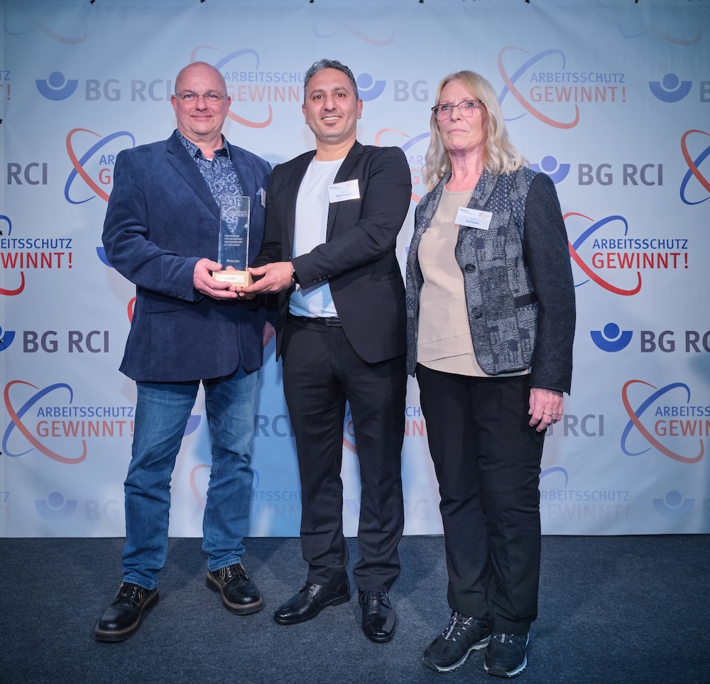 (v. l.:) Rainer Rehkopp und Levent Memisoglu (RAG Aktiengesellschaft, 3. Platz) mit Gabriele Schaale, Vorsitzende Beirat Lederindustrie, BG RCI